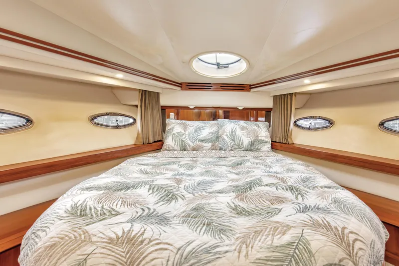 Beautiful Yacht Photos Pics 2003 57' Carver 570 Voyager Beautiful Guest Stateroom 1