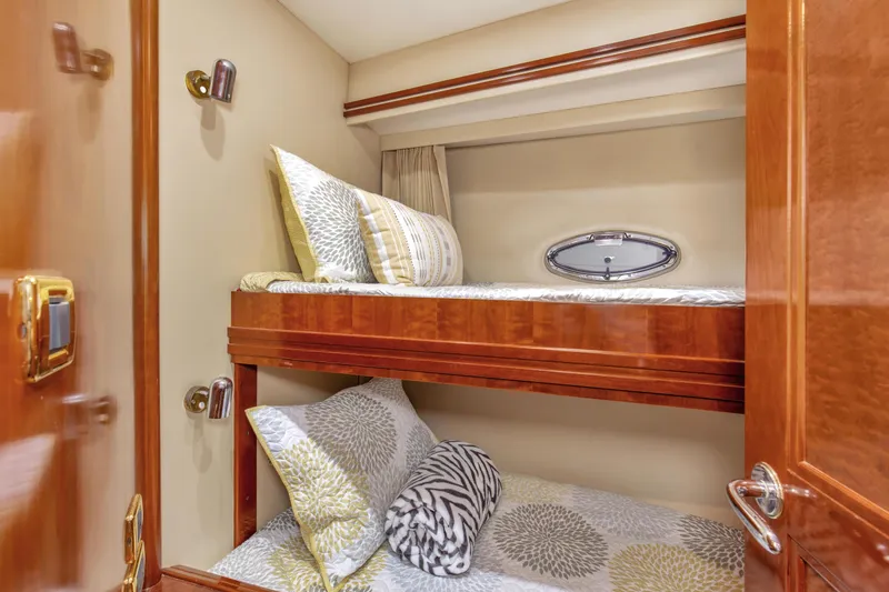 Beautiful Yacht Photos Pics 2003 57' Carver 570 Voyager Beautiful Guest Stateroom 2