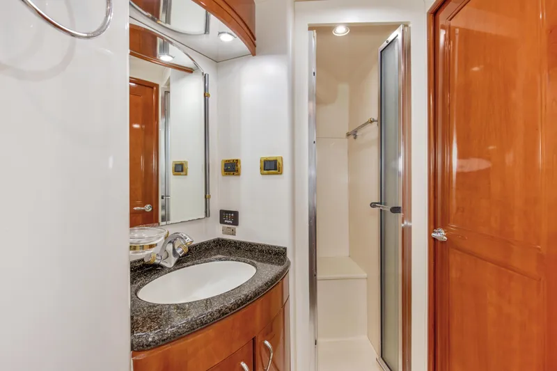 Beautiful Yacht Photos Pics 2003 57' Carver 570 Voyager Beautiful Guest Head