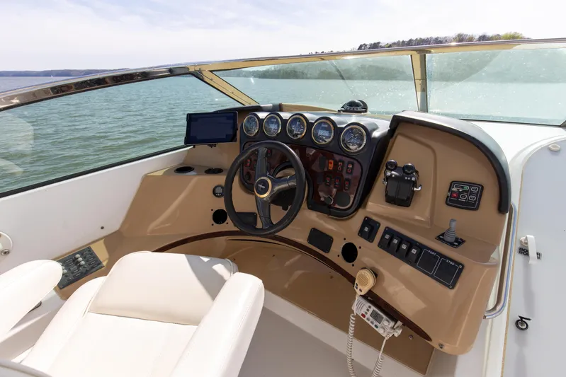 Beautiful Yacht Photos Pics 2003 57' Carver 570 Voyager Beautiful Upper Helm