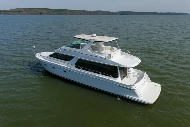 Beautiful Yacht Photos Pics 2003 57' Carver 570 Voyager Beautiful Profile