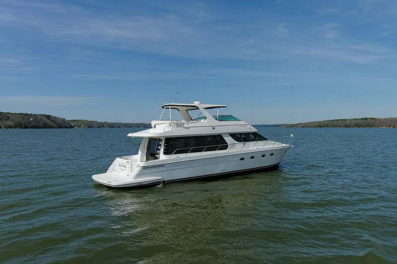 Beautiful Yacht Photos Pics 2003 57' Carver 570 Voyager Beautiful Profile