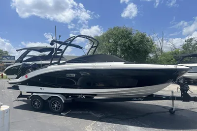 Sea Ray SPX 210 Outboard