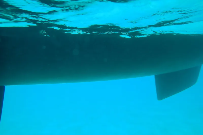 Refaire Yacht Photos Pics Underwater view of 2016 Fountaine Pajot Lucia 40 catamaran hull.