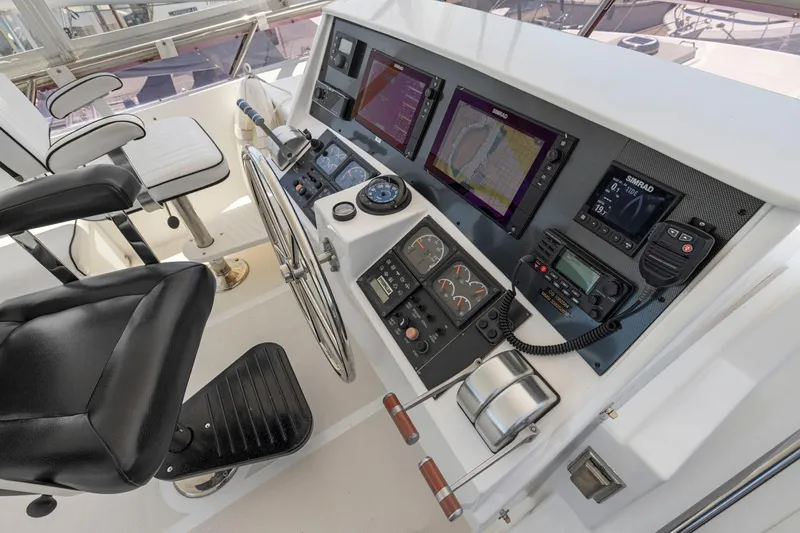 Ds Gatos Yacht Photos Pics Boat helm with navigation screens and controls, Symbol 558, 1999 model.