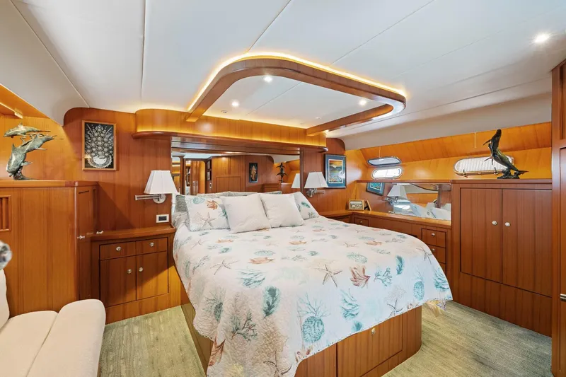 Ds Gatos Yacht Photos Pics Luxurious yacht bedroom with wood paneling, decorative lighting, and nautical-themed bedding. Symbol 558, 1999.