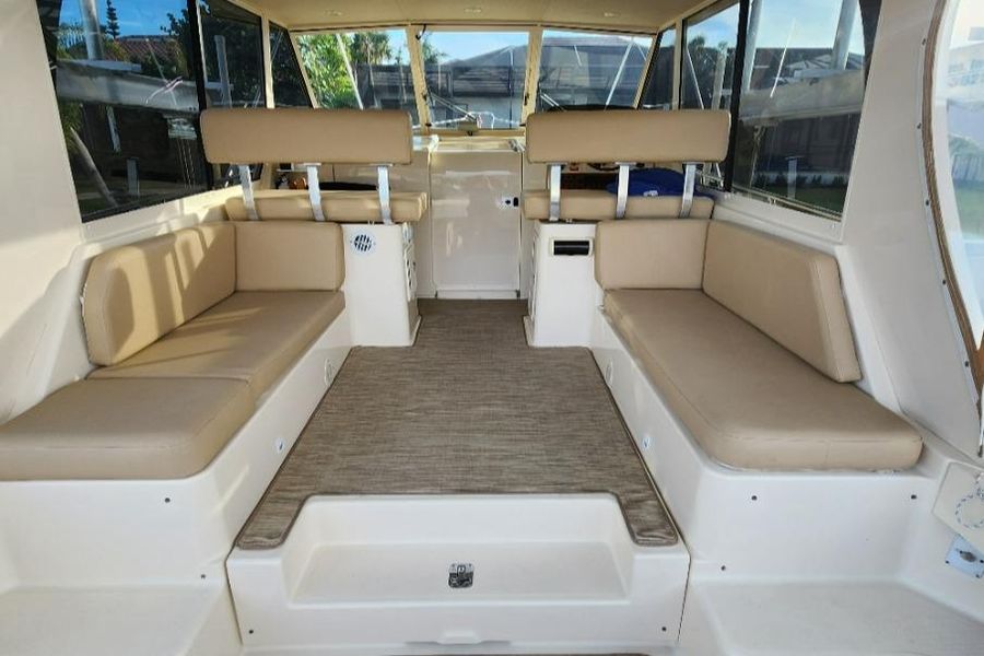 2007 Mainship Pilot 34 Sedan