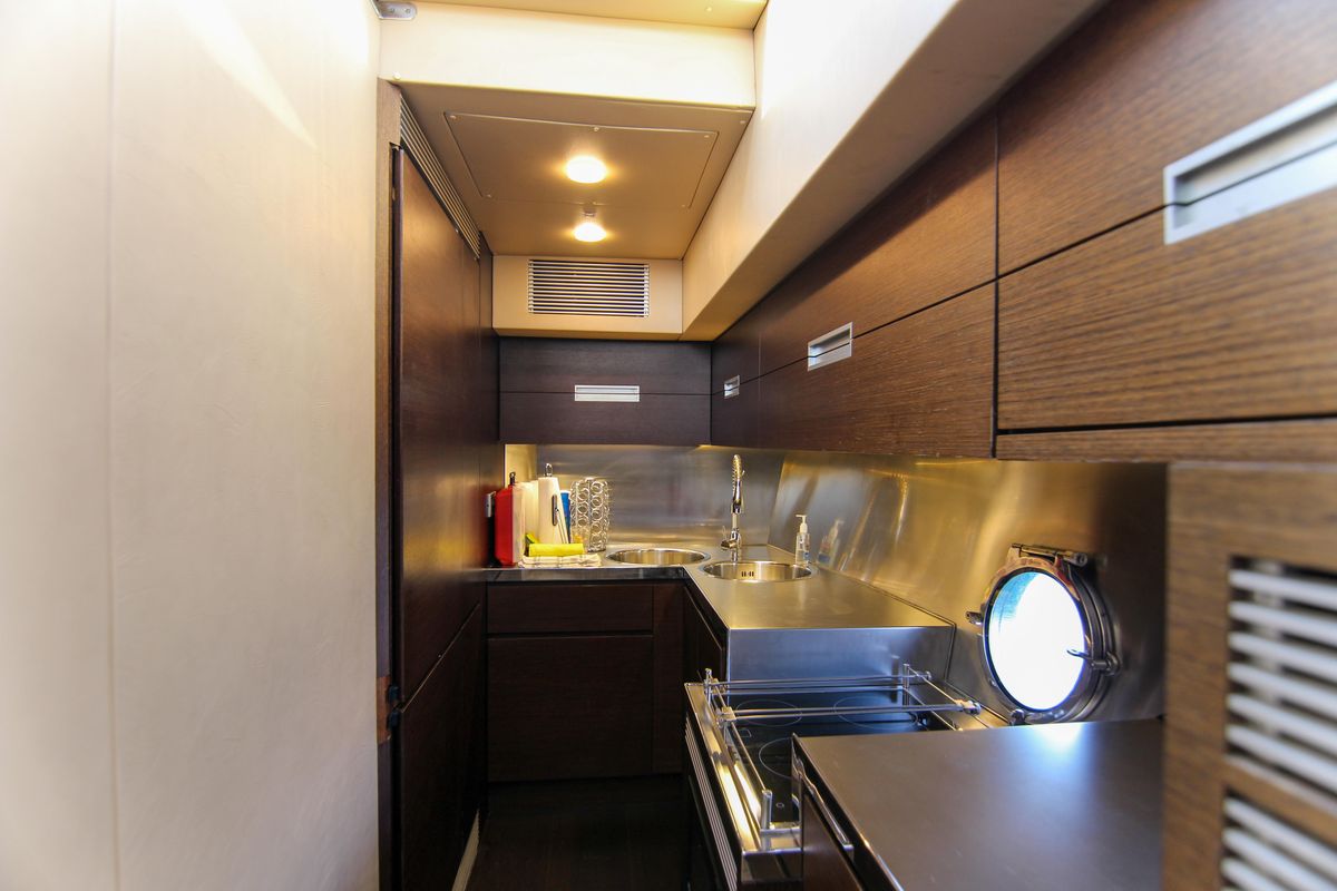 2006 Azimut 68 