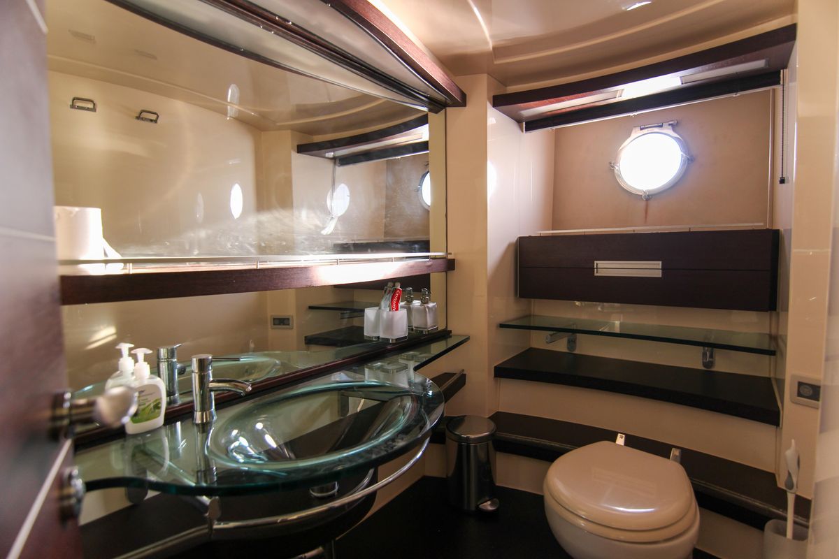 2006 Azimut 68 
