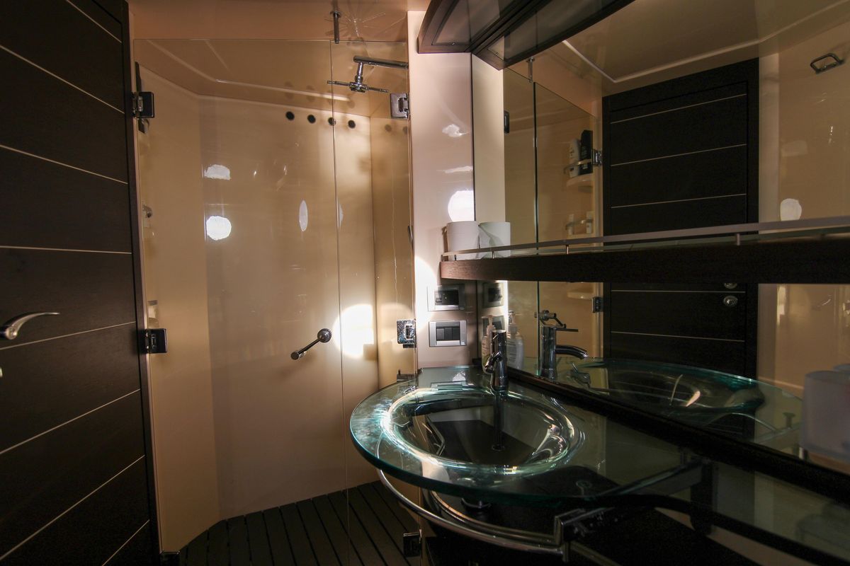 2006 Azimut 68 