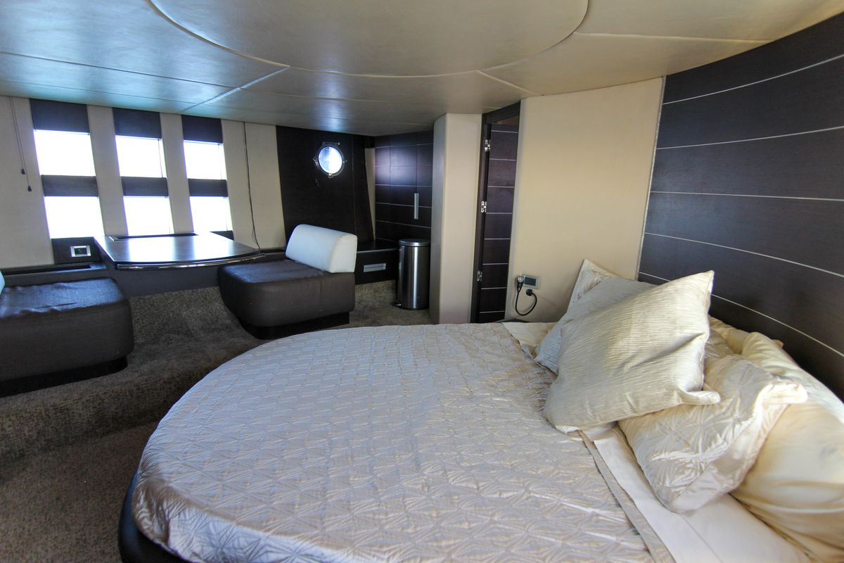 2006 Azimut 68 