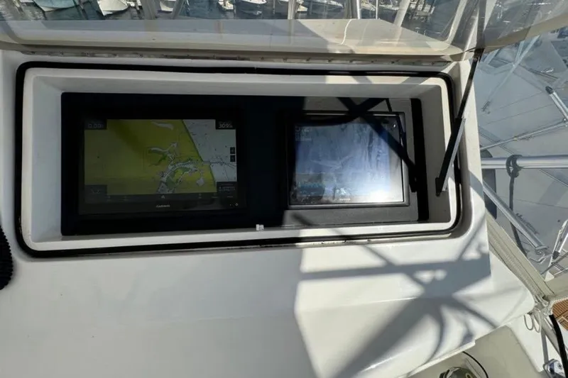 Trolling Fever Yacht Photos Pics Navigation screens on a 2005 Ocean Yachts 46 Super Sport boat dashboard.