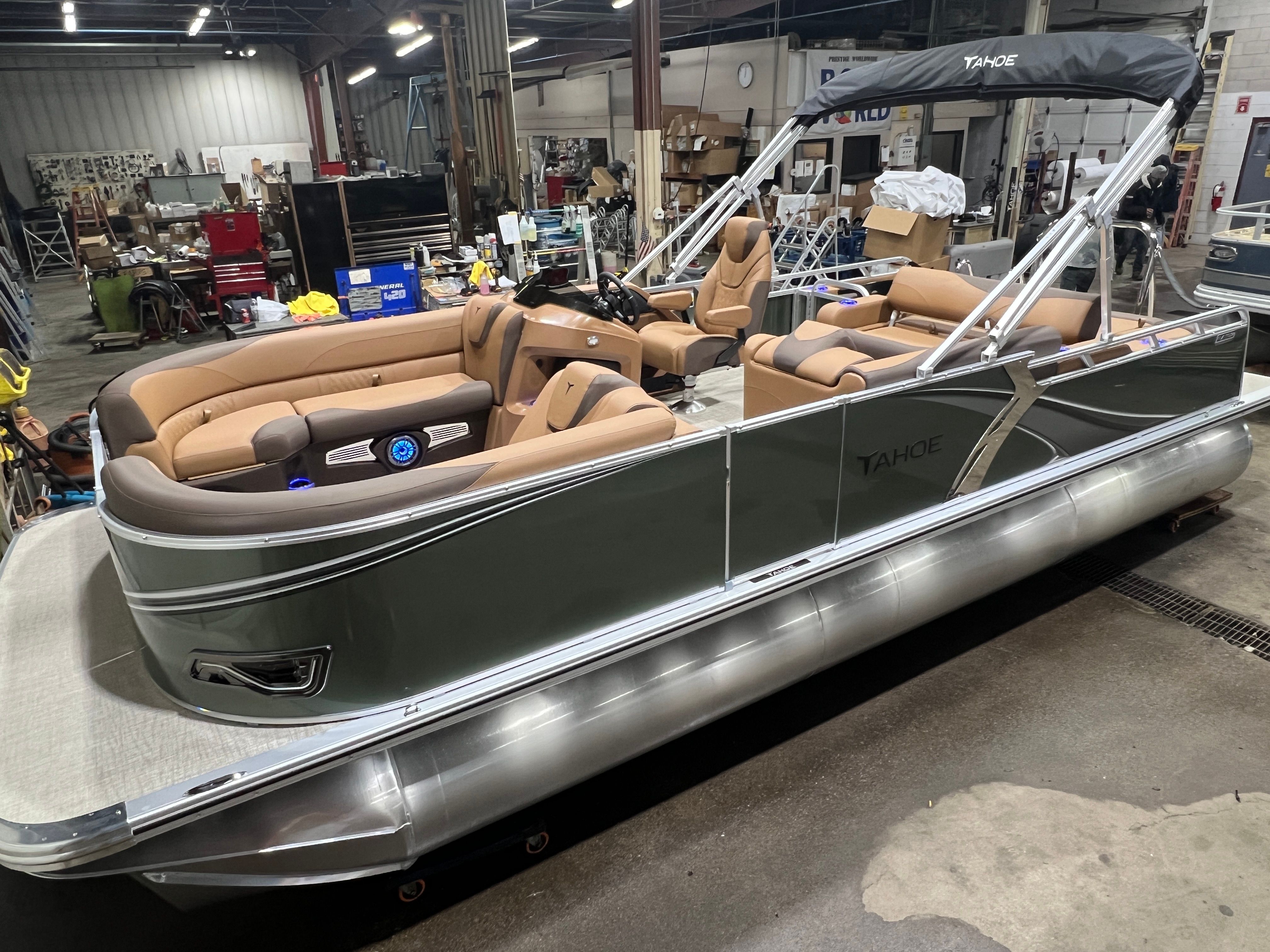 Tahoe LTZ 2385 Swingback (VRB) Tritoon & Honda 4-Stroke EFI