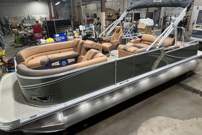 Tahoe LTZ 2385 Swingback (VRB) Tritoon & Honda 4-Stroke EFI