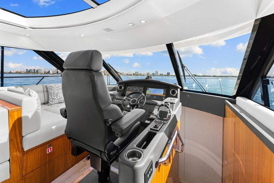 2018 Riviera 5400 Sport Yacht