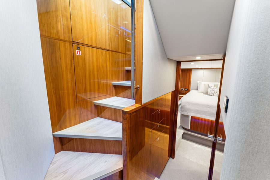 2018 Riviera 5400 Sport Yacht