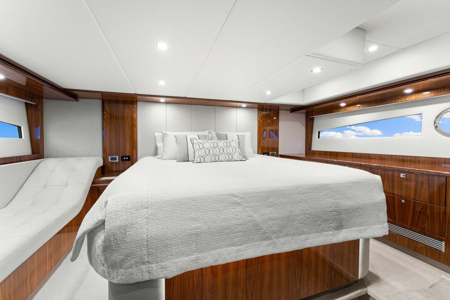 2018 Riviera 5400 Sport Yacht