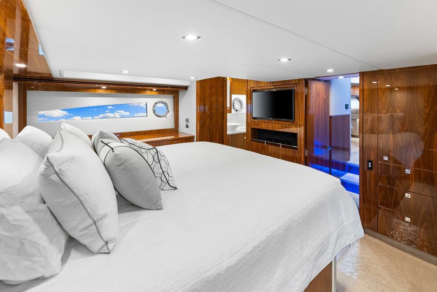 2018 Riviera 5400 Sport Yacht