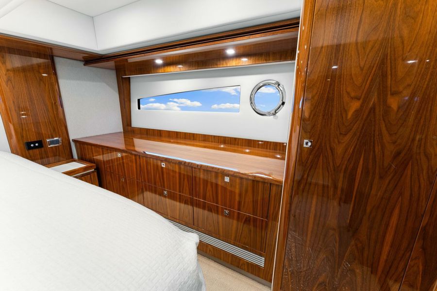 2018 Riviera 5400 Sport Yacht