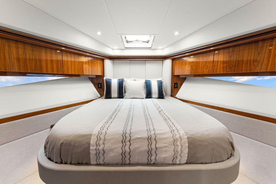 2018 Riviera 5400 Sport Yacht