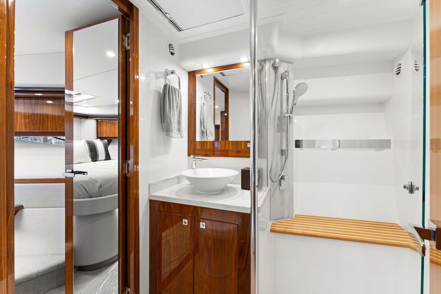 2018 Riviera 5400 Sport Yacht