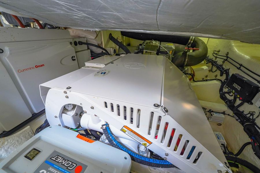 2018 Riviera 5400 Sport Yacht