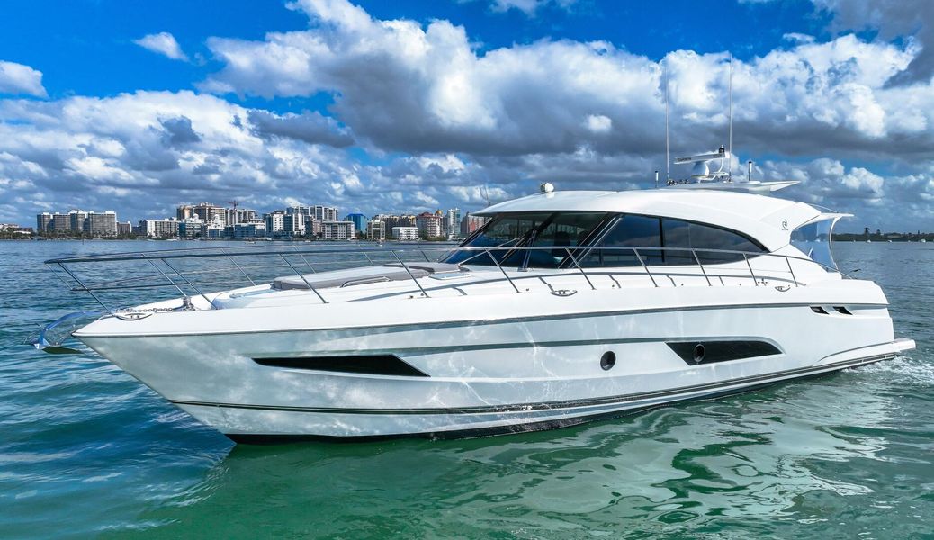 2018 Riviera 5400 Sport Yacht