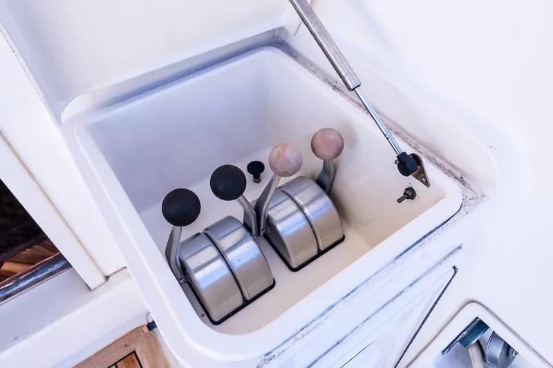 Falcon Yacht Photos Pics Control levers on a 1998 Ocean Yachts 48 Super Sport boat.