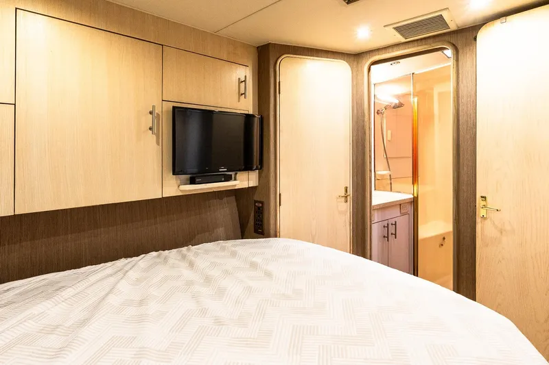 Falcon Yacht Photos Pics 1998 Ocean Yachts 48 Super Sport cabin interior with TV and ensuite bathroom.