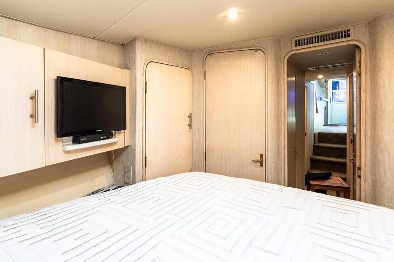 Falcon Yacht Photos Pics Interior cabin of 1998 Ocean Yachts 48 Super Sport with TV and bed.