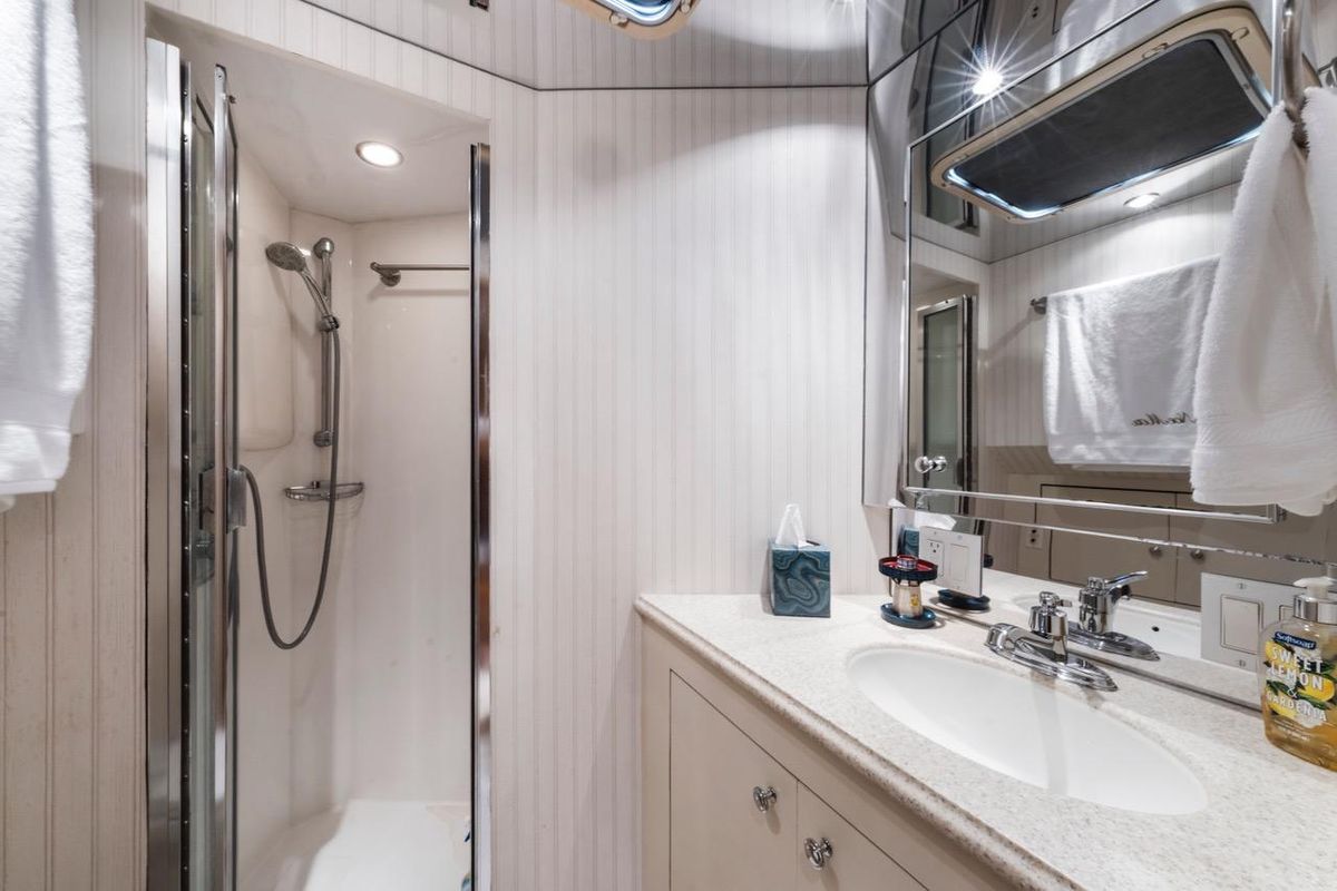 2000 Hatteras 74 