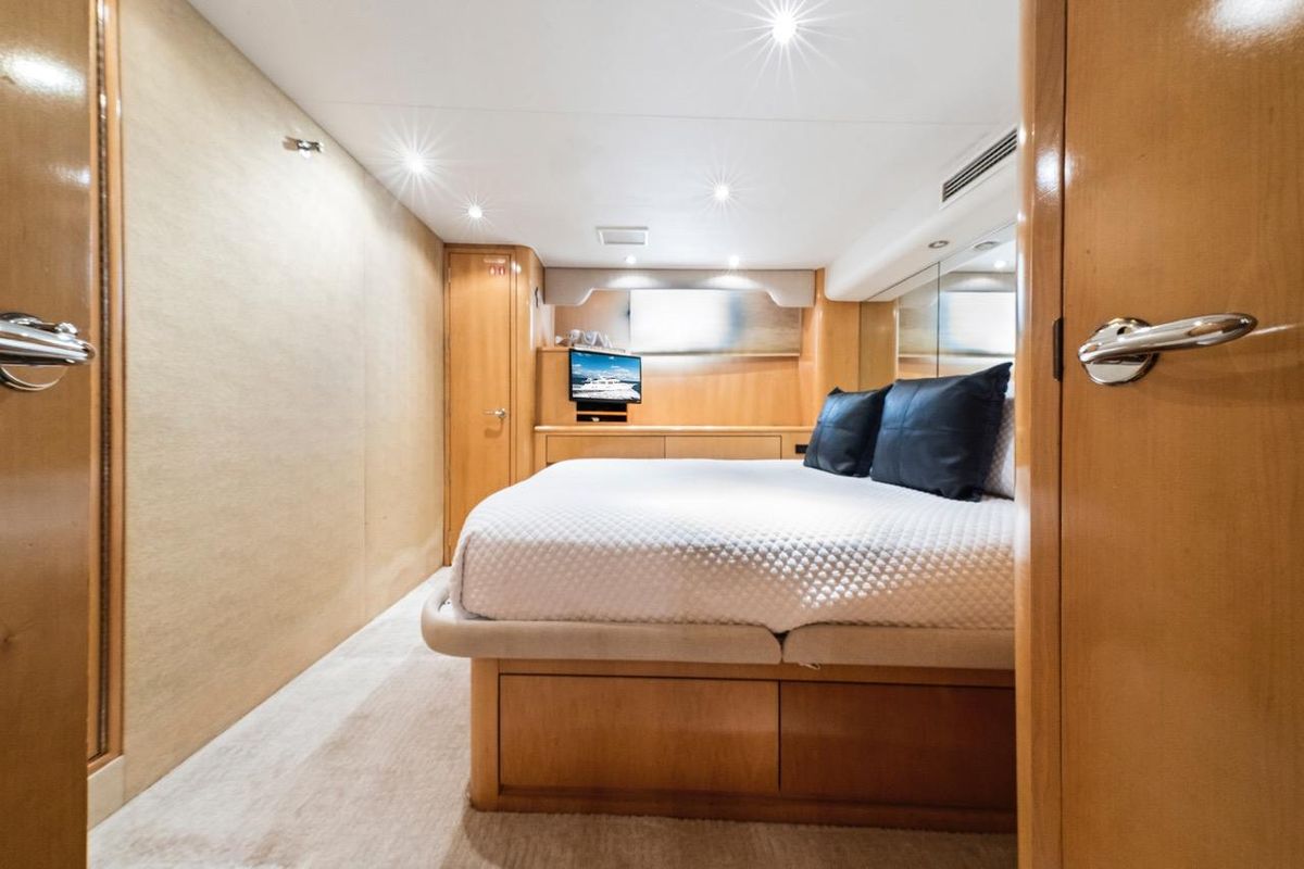 2000 Hatteras 74 