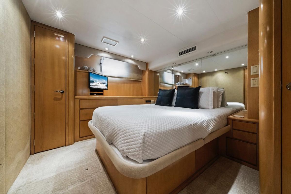 2000 Hatteras 74 