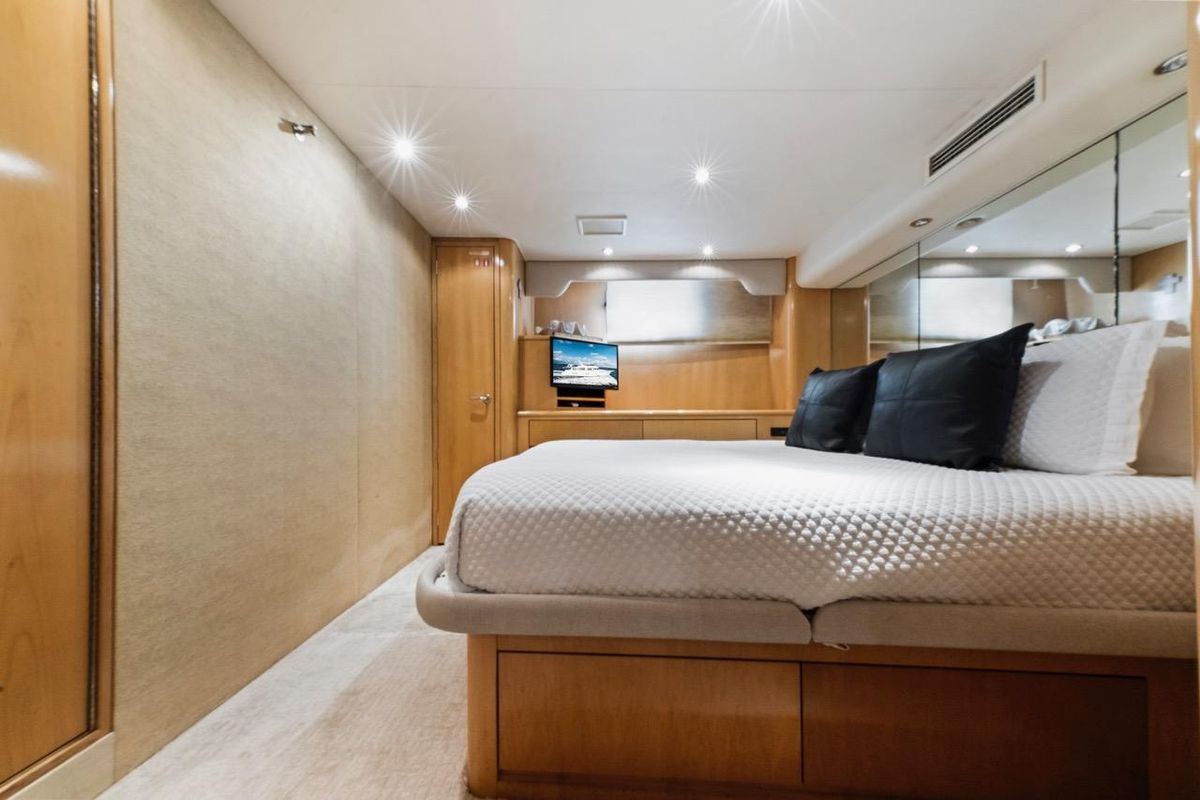2000 Hatteras 74 