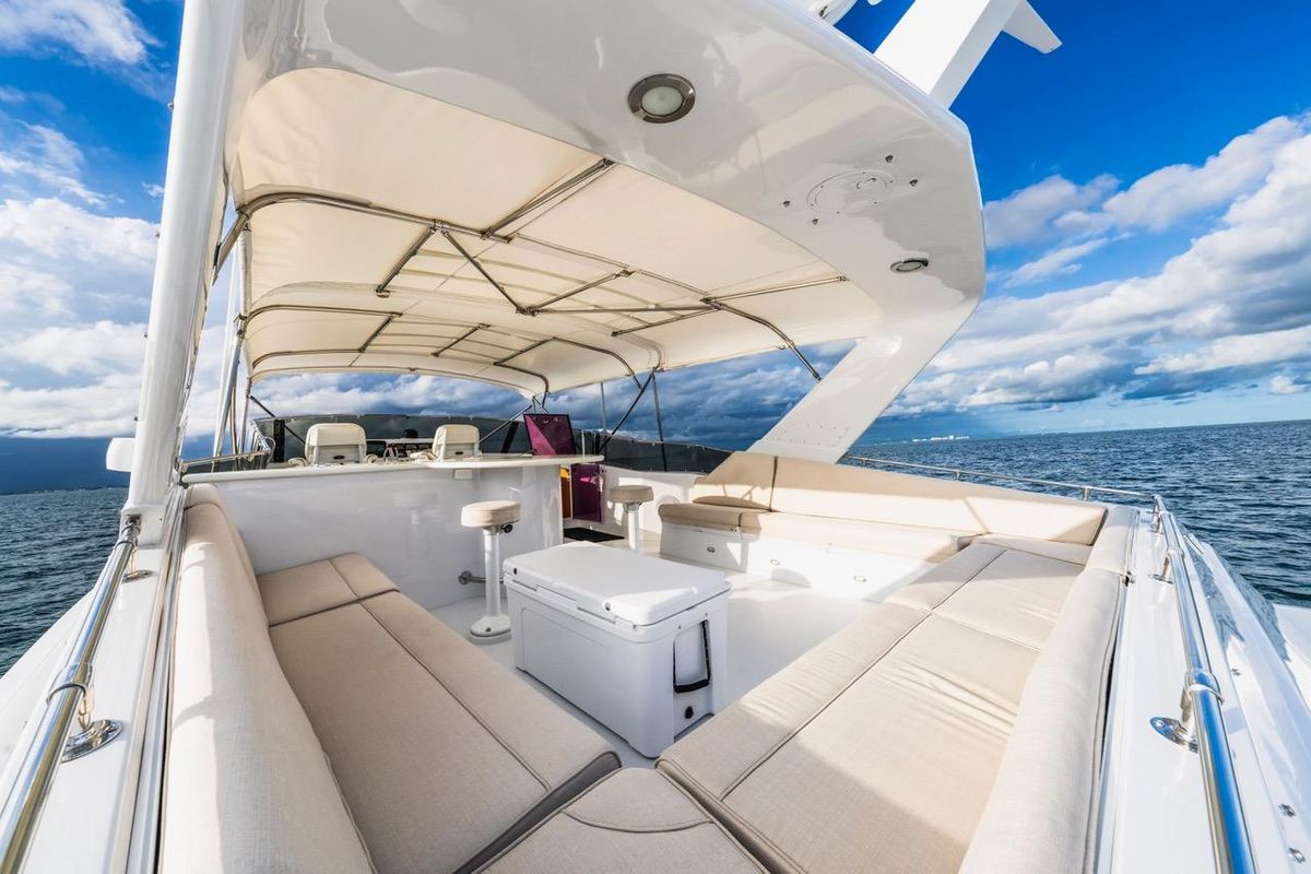 2000 Hatteras 74 