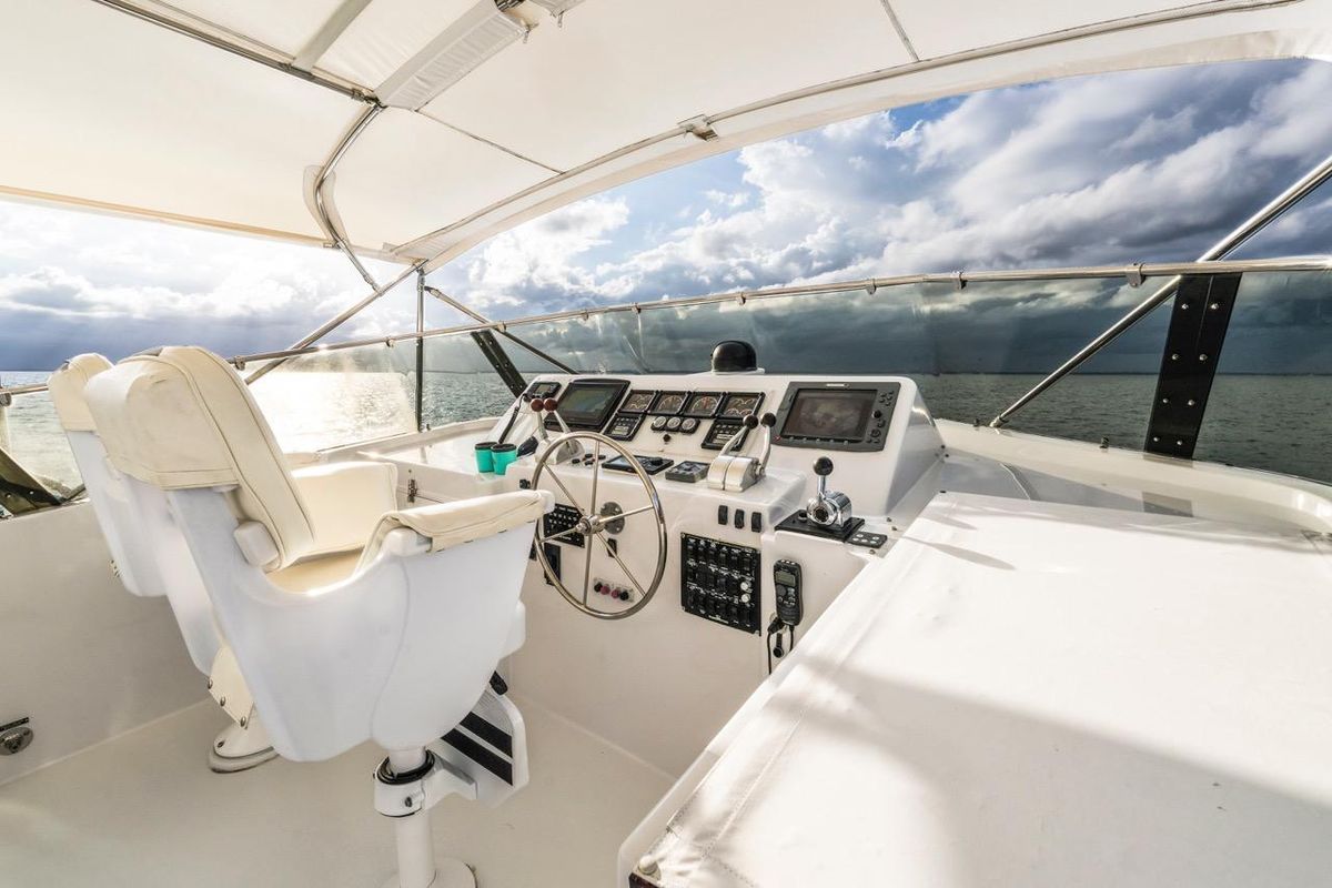 2000 Hatteras 74 