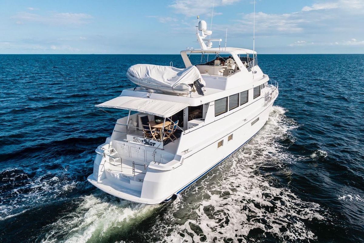 2000 Hatteras 74 