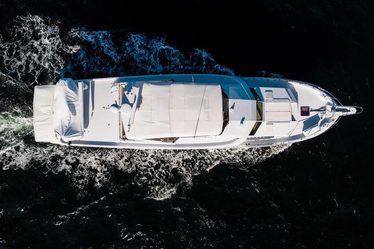 2000 Hatteras 74 