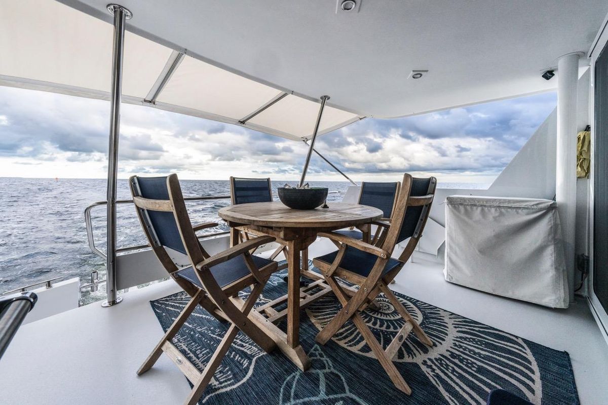 2000 Hatteras 74 
