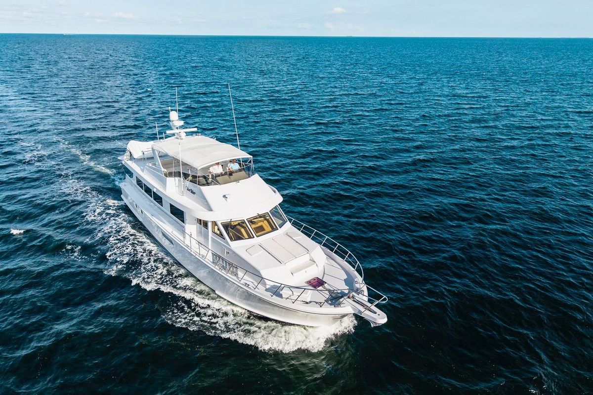 2000 Hatteras 74 