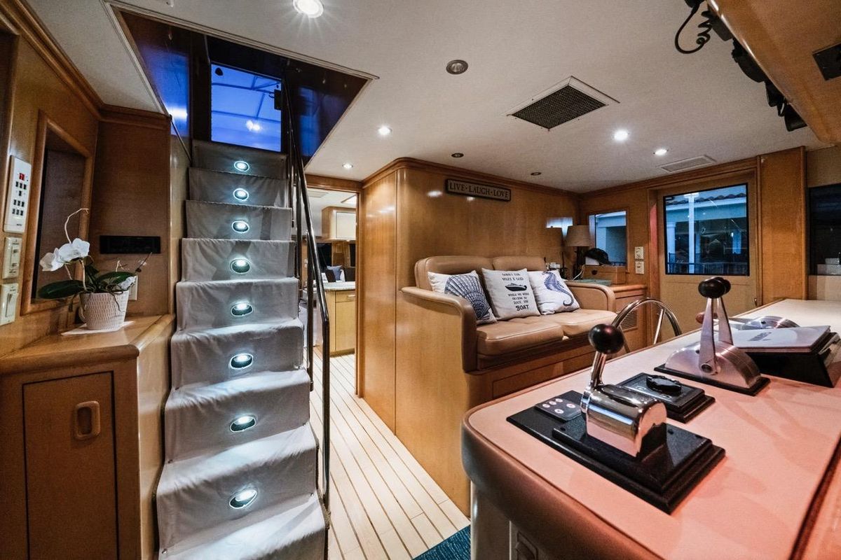 2000 Hatteras 74 