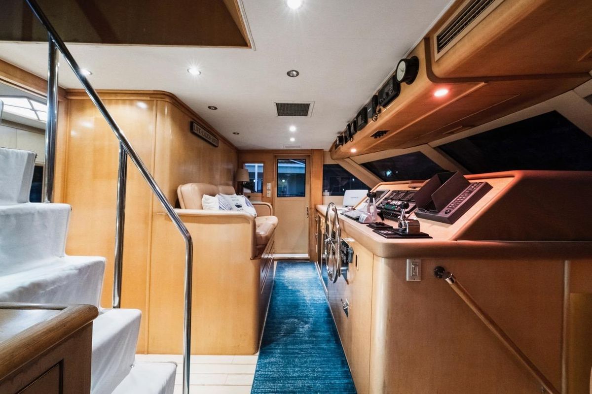 2000 Hatteras 74 