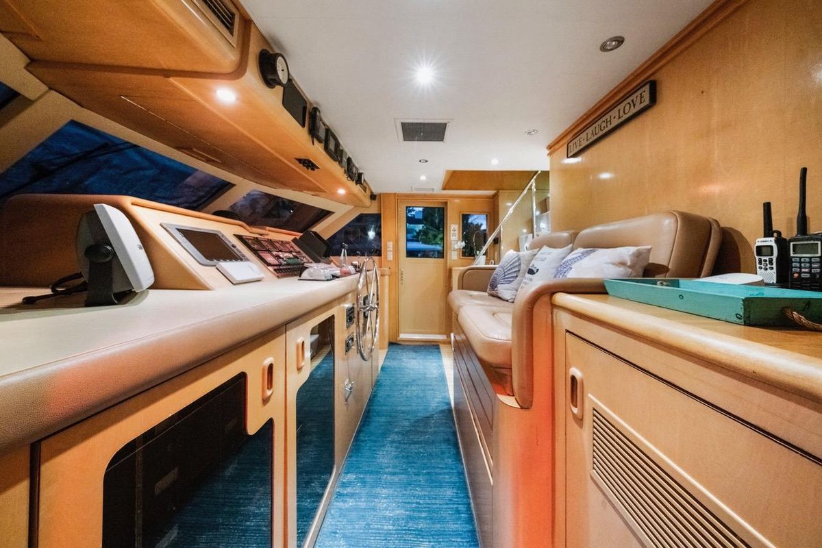 2000 Hatteras 74 
