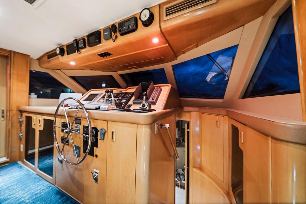2000 Hatteras 74 