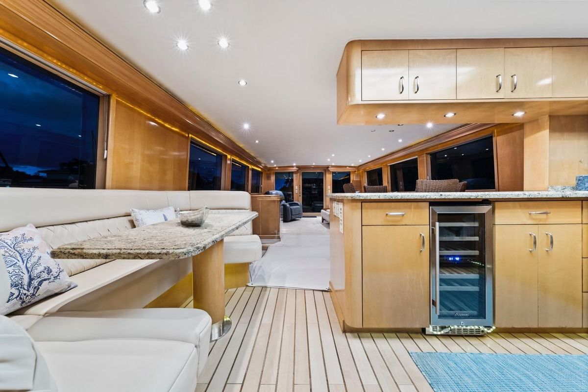 2000 Hatteras 74 