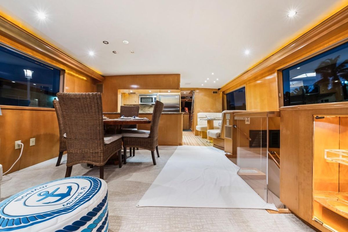 2000 Hatteras 74 