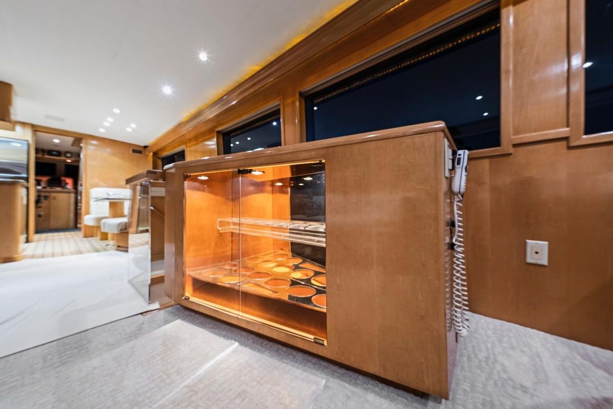2000 Hatteras 74 