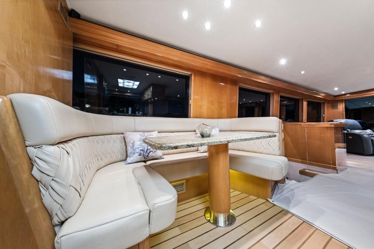 2000 Hatteras 74 