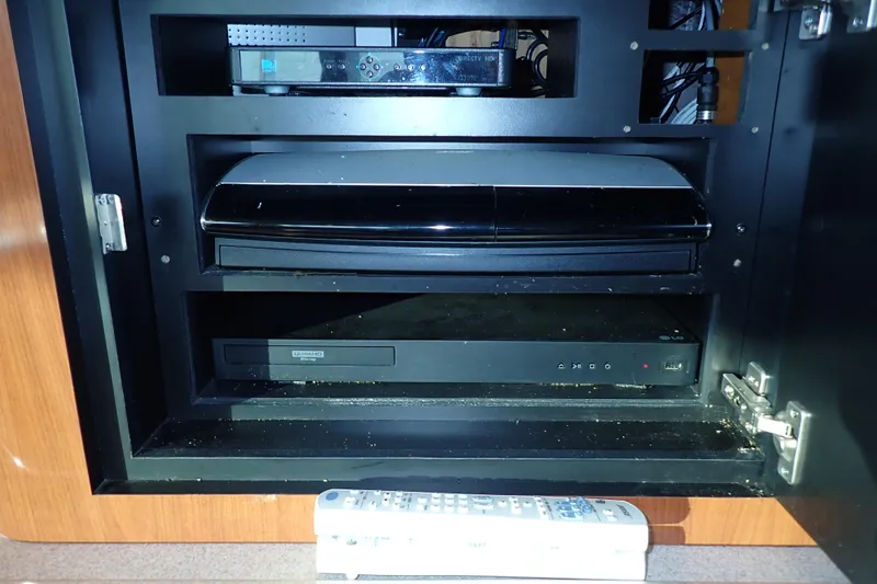 Lattitude Adjustment Yacht Photos Pics Entertainment system in a 2003 Sea Ray 480 Sedan Bridge yacht cabinet.