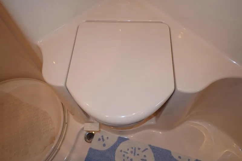 Lattitude Adjustment Yacht Photos Pics Toilet seat in 2003 Sea Ray 480 Sedan Bridge yacht bathroom.